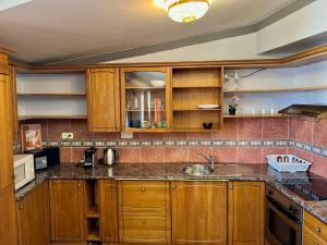 Kuchyňa alebo kuchynka v ubytovaní Comfortable 3 Bedroom apartment in the Heart of Prague