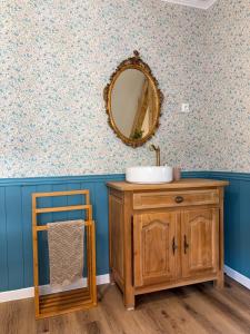 a bathroom with a sink and a mirror at English cottage - Logement atypique in Sarreguemines