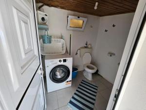 カリェタにあるCasa Da Lindaの小さなバスルーム(洗濯機、トイレ付)