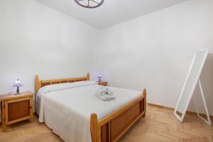 una camera con un letto, due tavoli e un orologio di La Mèison de la Louye ad Aosta