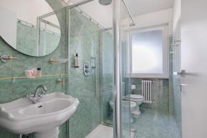 un bagno con lavandino, doccia e WC di La Mèison de la Louye ad Aosta Altre 25 foto