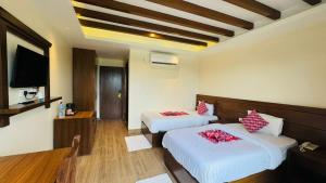 Postel nebo postele na pokoji v ubytování Royal Tiger Luxury Resort