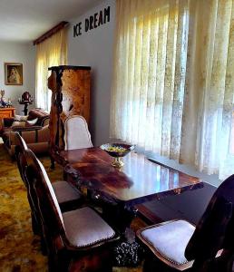 una sala da pranzo con tavolo e sedie in legno di STD Ice Dream 