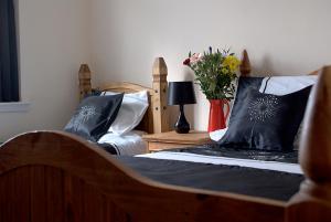 um quarto com duas camas e um vaso de flores em George & Dragon em Coleshill