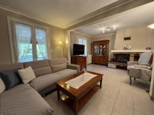 a living room with a couch and a coffee table at le Villaret - 4pers - Climatisation - Rêve au Mans in Coulaines