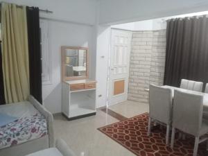 エル・アラメインにあるChalet2 A1 ground floor sea view with 2 terraces 114 Green Beachのテーブルと鏡のあるリビングルーム +45枚の写真