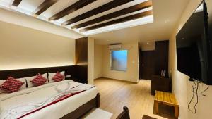 TV a/nebo společenská místnost v ubytování Royal Tiger Luxury Resort