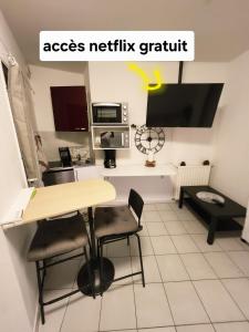 モンペリエにあるStudio Antigone centre villeの部屋にテーブルと椅子のあるキッチン +14枚の写真