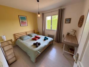 Postel nebo postele na pokoji v ubytování Arès, Villa Mapouchet, piscine + 17 fotografií