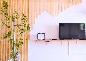Μια τηλεόραση ή/και κέντρο ψυχαγωγίας στο OCEANFRONT CHILLSTAY - 4 Beds and a Pool