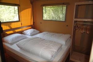 Katil atau katil-katil dalam bilik di Camping de Voetel