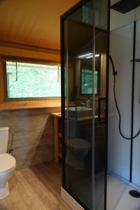 Bilik mandi di Camping de Voetel