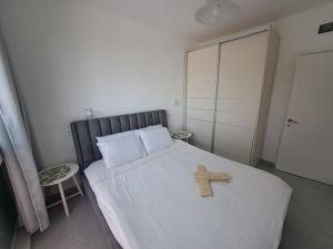 Ένα ή περισσότερα κρεβάτια σε δωμάτιο στο Garden apartment in Neot Golf, with sea view