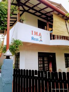 ein Gebäude mit einem Schild mit der Aufschrift „Imaja Reset“ in der Unterkunft Ima Apartment in Galle