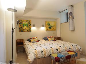 a bedroom with a bed in a room at annonce doublons HS in Le Vaudoué