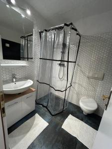 ロイタッシュにあるAndys Edelweissのシャワー、洗面台、トイレ付きのバスルーム +21枚の写真