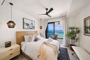 Un dormitorio con una cama y vista al mar. en Allure 503 apts, en Bridgetown