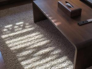 einen Couchtisch aus Holz im Wohnzimmer in der Unterkunft GOHO STAY me Sumiyoshi in Tokio