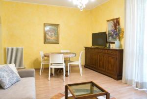 TV a/nebo společenská místnost v ubytování Spacious apartment at Como lake