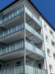 an apartment building with balconies on the side of it at Bluemango Signature Apartment No 6 - direkt neben der Messe Essen in Essen
