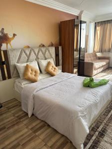A bed or beds in a room at giza pyramids view