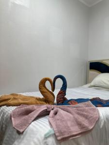 A bed or beds in a room at giza pyramids view