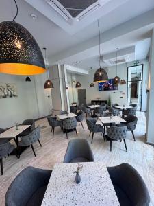 a restaurant with tables and chairs in a room at Hotel Eforie Nord in Eforie Nord