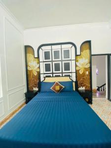ein Schlafzimmer mit einem blauen Bett in einem Zimmer in der Unterkunft MoonNest vila catba in Cát Bà