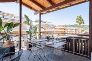 a patio with a table and chairs on a balcony at Homiday - Residence Venere in Alba Adriatica