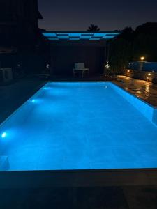 Piscina di ΒΙΛΛΑ ΤΟ ΠΕΤΡΙΝΟ stone bild villa full equipment o nelle vicinanze