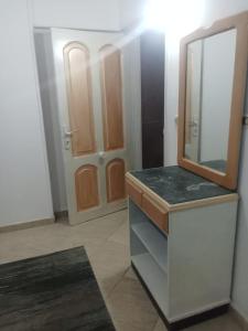 エル・アラメインにあるsuite 1 f3 or f4 villa114 2beds garden viwe Green Beachのバスルーム(鏡付きの洗面化粧台、ドア付)