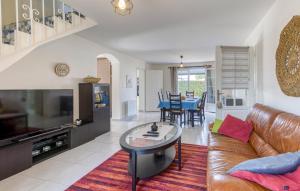 een woonkamer met een bank en een tafel bij Nice Home In Saint-Georges-D'oléron in Saint-Georges-dʼOléron