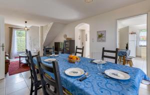 een eetkamer en woonkamer met een tafel en stoelen bij Nice Home In Saint-Georges-D'oléron in Saint-Georges-dʼOléron