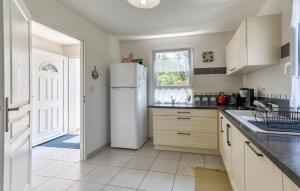 een keuken met een witte koelkast en een raam bij Nice Home In Saint-Georges-D'oléron in Saint-Georges-dʼOléron +16 foto's