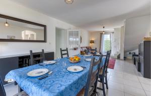 een eetkamer met een blauwe tafel en stoelen bij Nice Home In Saint-Georges-D'oléron in Saint-Georges-dʼOléron