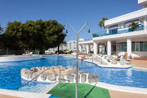 una piscina con rocas en un complejo turístico en Tenerife View, en Adeje