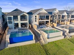una vista aérea de una casa con piscina en Wave on Wave Haus and Concierge Services, en Kingsland