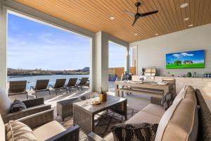 Una sala de estar con sillas y mesas y una gran ventana. en Wave on Wave Haus and Concierge Services, en Kingsland 44 fotos más