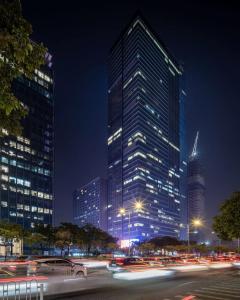 a city skyline with tall buildings at night at Fa万濠国际服务公寓 广州琶洲会展中心店 in Guangzhou +26 photos