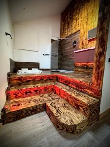 a room with a kitchen with a wooden wall at Alcova in Ham