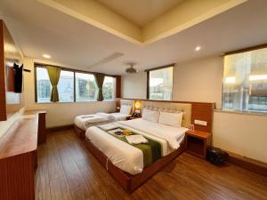 Postel nebo postele na pokoji v ubytování Hotel Aflon midc andheri east