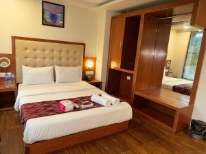 Postel nebo postele na pokoji v ubytování Hotel Aflon midc andheri east