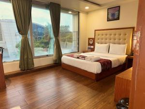 Postel nebo postele na pokoji v ubytování Hotel Aflon midc andheri east