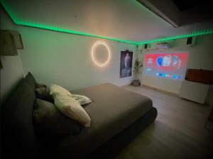 a room with a bed in a room with green lights at Alcova in Ham