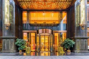 a store front of a building with a revolving door at Fa万濠国际服务公寓 广州琶洲会展中心店 in Guangzhou