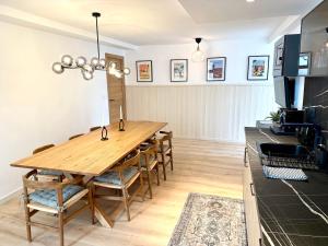 ein Esszimmer mit einem Holztisch und Stühlen in der Unterkunft Maison Palomase en plein cœur de Sancerre in Sancerre + 9 Fotos