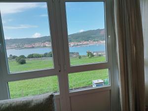 una finestra con vista su una cassa d'acqua di Apartamento en Cee a Cee