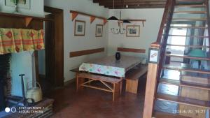 Un comedor con una mesa y una escalera. en Maison de maître, en Sabres