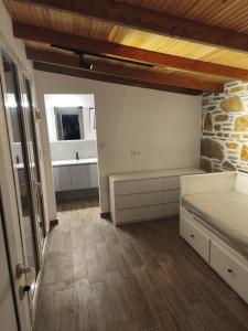 Giường trong phòng chung tại KONSTANTINOS Luxury Living +41 ảnh