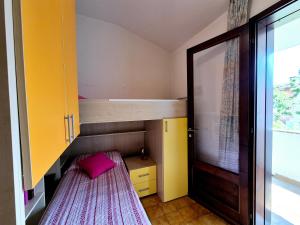 una camera con un letto a castello con un cuscino rosa di Villa Sandra a Bibione